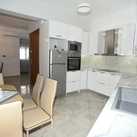 Luxurious Three Dedroom Appartement *